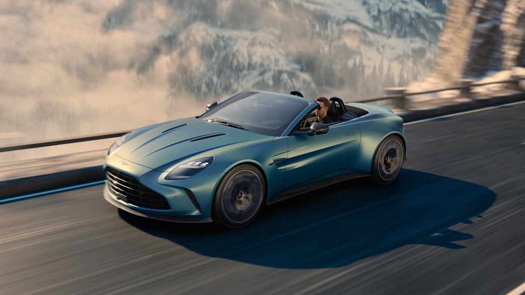 Front und Seitenansicht eines fahrenden Aston Martin Vantage