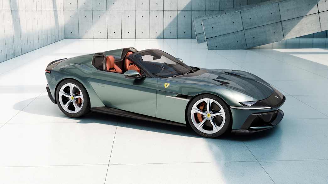 Seitenansicht eines stehenden Ferrari 12Cilindri Spider