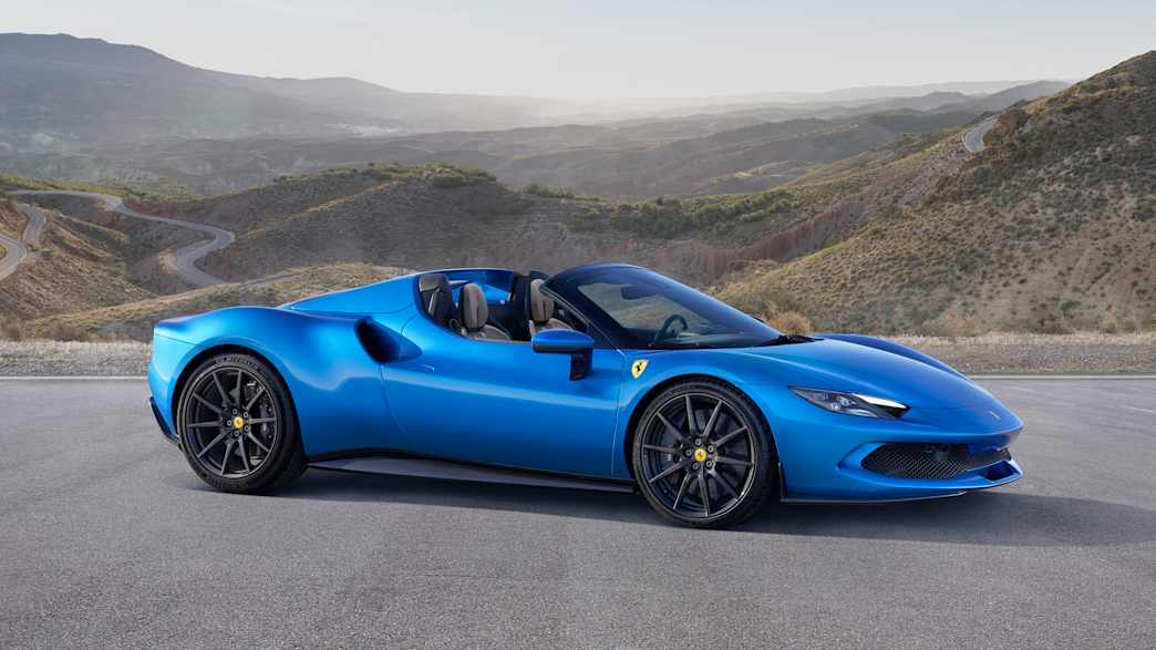 Seitenansicht eines stehenden Ferrari 296 GTS