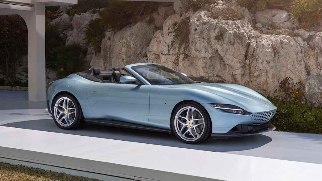 Seitenansicht eines stehenden Ferrari Roma Spider