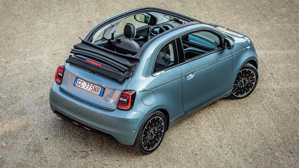 Draufsicht auf ein Fiat 500e Cabrio von hinten