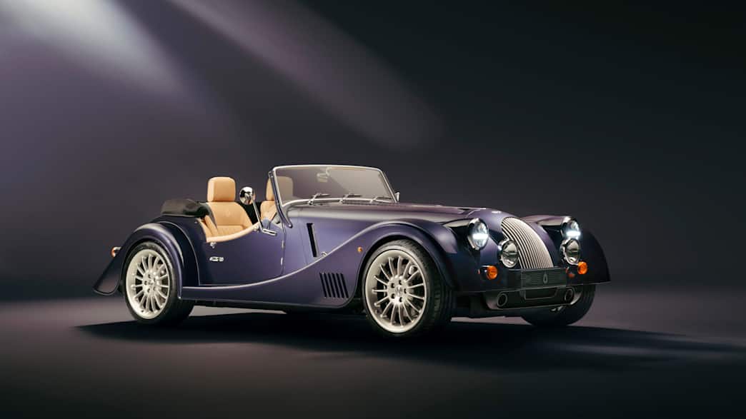 Front und Seitenansicht eines stehenden Morgan Plus Six