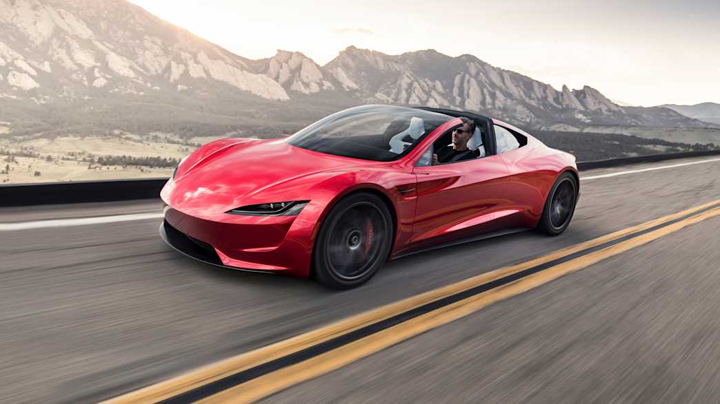 Front und Seitenansicht eines fahrenden Tesla Roadster