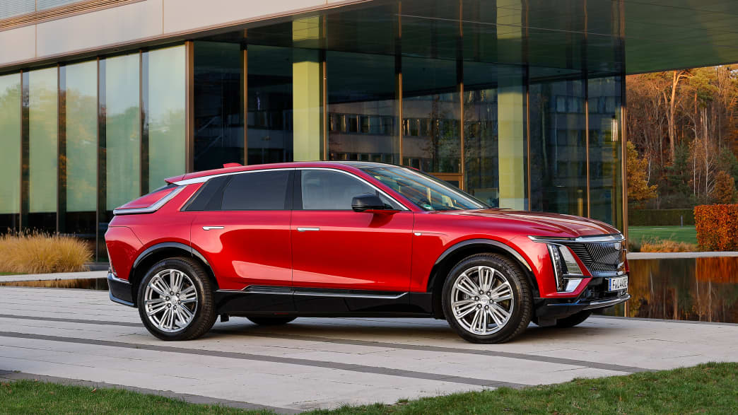Seitenansicht eines stehenden Cadillac Lyric