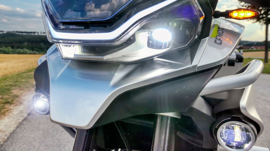 Der Frontlichter einer CF Moto 800MT Touring