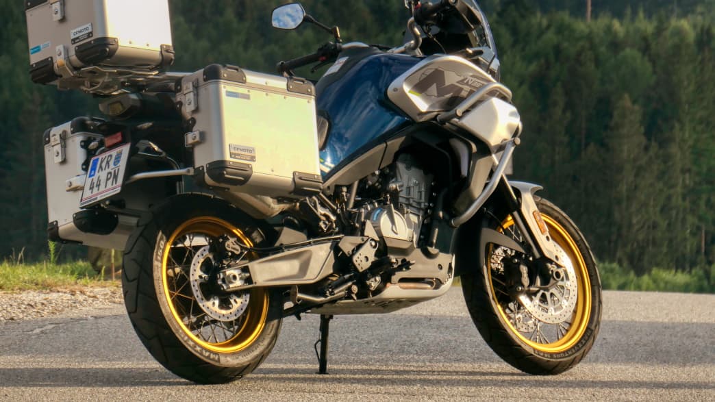 Eine CF Moto 800MT Touring steht auf einer Straße