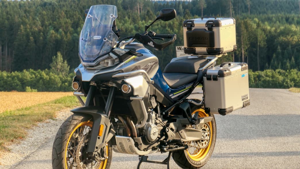 Eine CF Moto 800MT Touring steht auf einer Straße