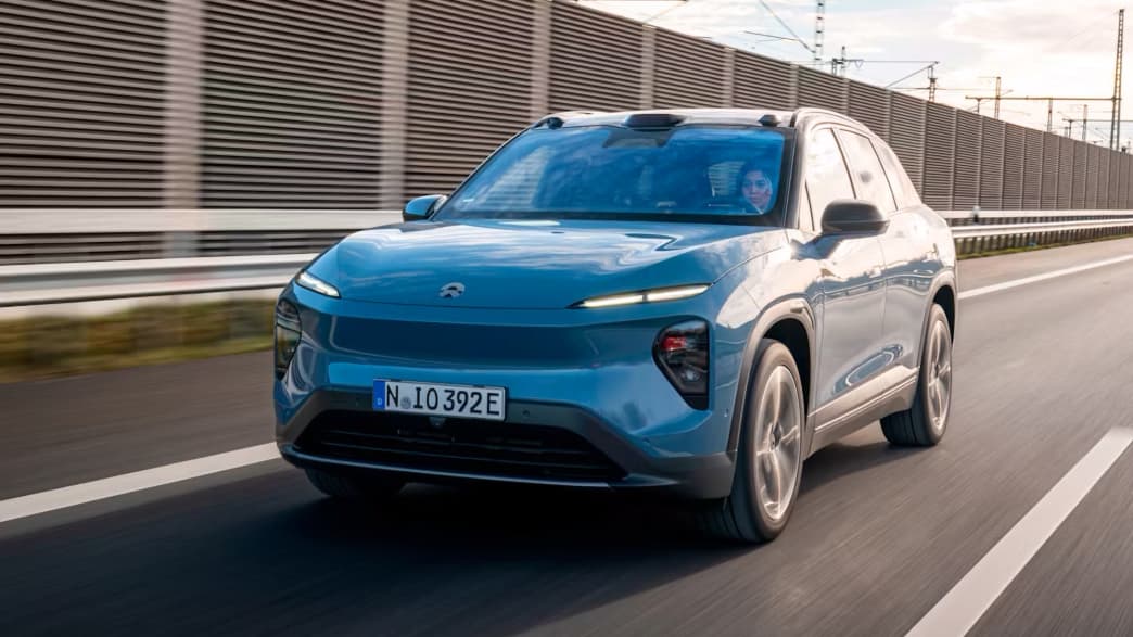 Front und Seitenansicht eines fahrenden Nio EL7