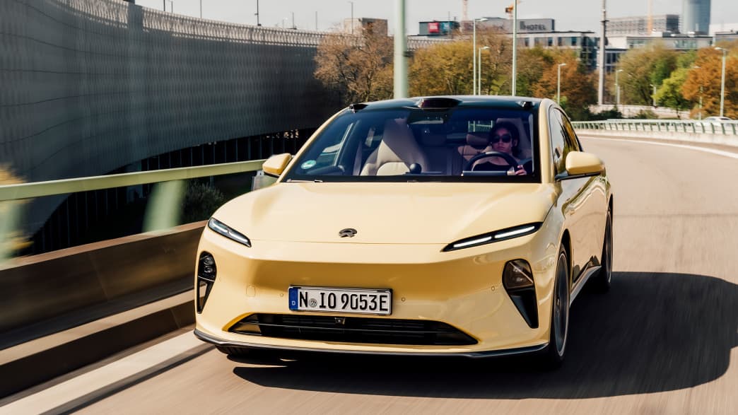 Front und Seitenansicht eines fahrenden Nio ET5