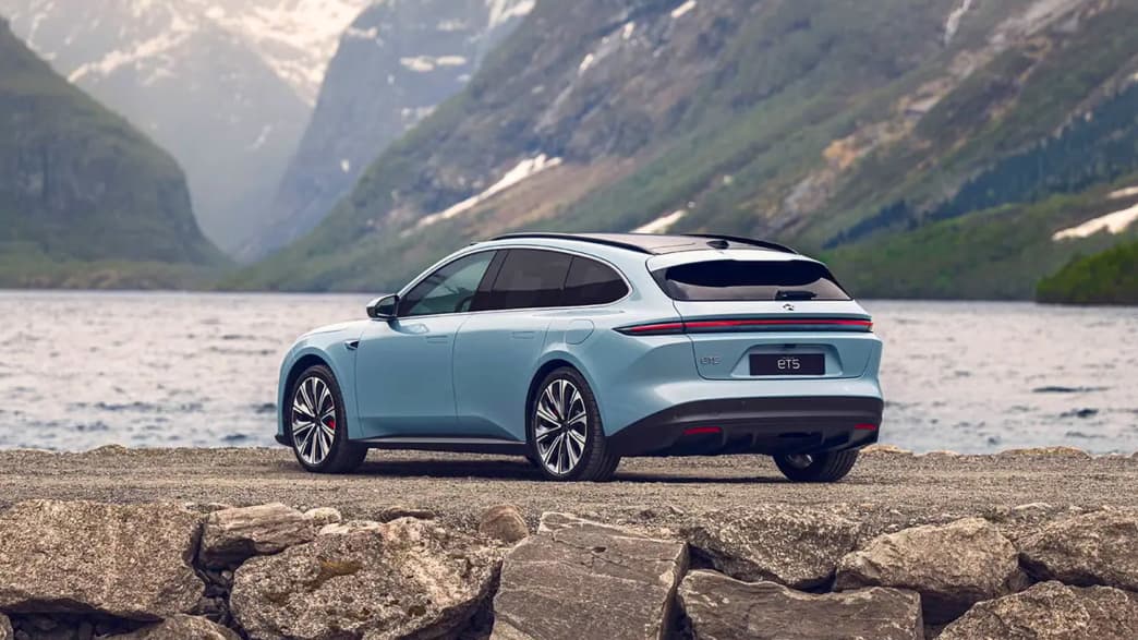 Rueck und Seitenansicht eines stehenden Nio ET5 Touring