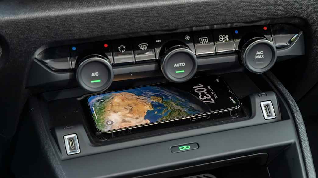 Eine Detailaufnahme der Handy-Ladeschale im neuen Citoen C4 Hybrid MAX Manhattan Green nach dem Faclift im April 2025