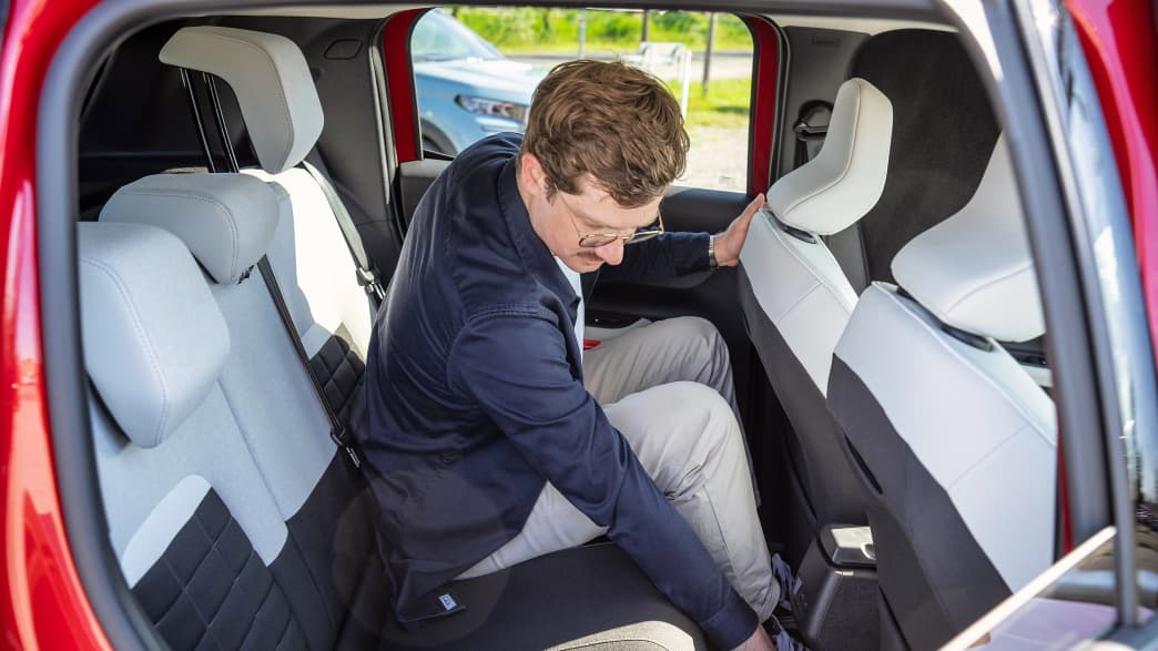 Andreas Huber testet den Fußfreiraum des Citroën e c3