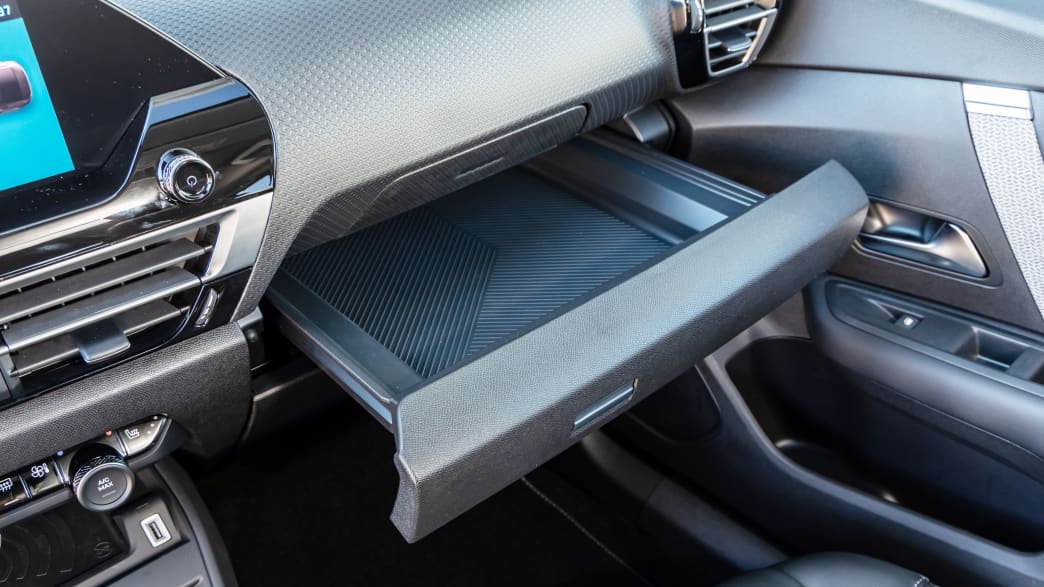 Innenaufnahme des Citroen e-C4X mit einer Ablage auf der Beifahrerseite