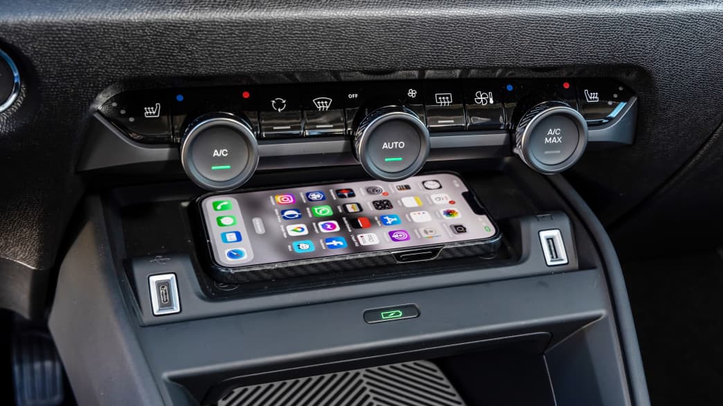 Innenaufnahme des Citroen e-C4Xmit Handyablage