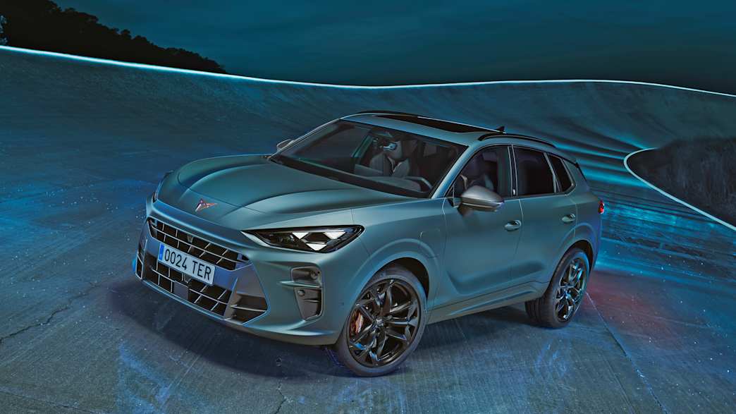 Front und Seitenansicht eines stehenden Cupra Terramar