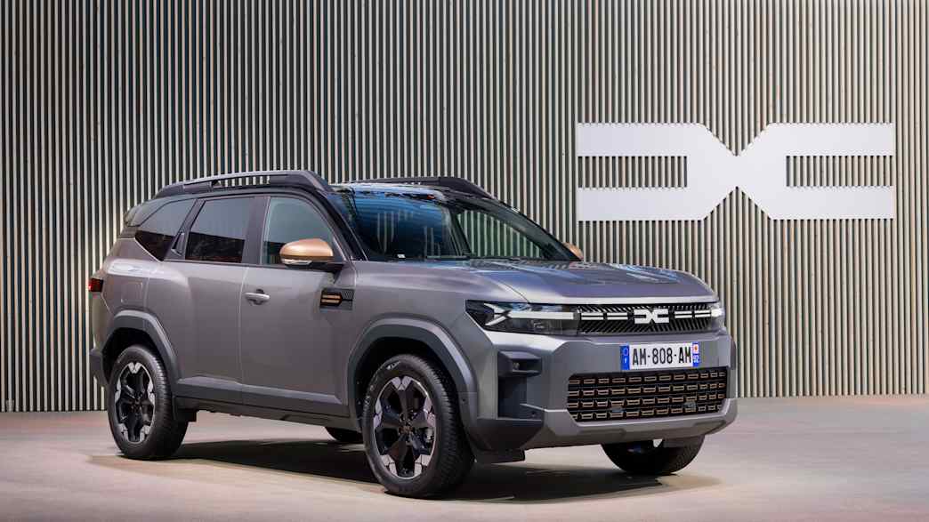Front und Seitenansicht eines stehenden Dacia Bigster