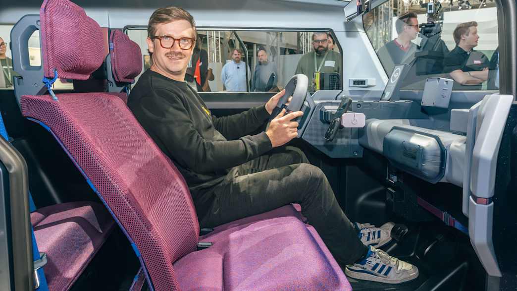 ADAC Redakteur Andreas Huber am Steuer eines Dacia Hipster Concept