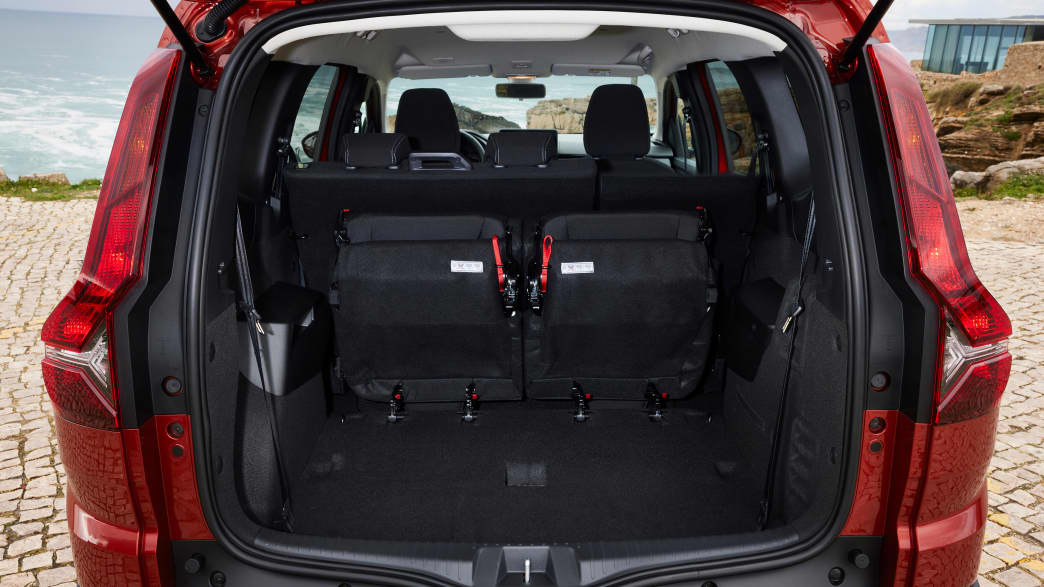 Die zwei zusätzlichen Sitze verstaut im Kofferraum des Dacia Jogger Hybrid