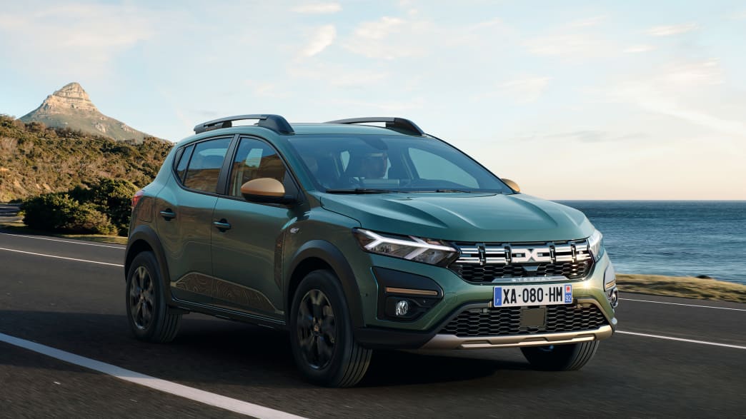 Ein Dacia Sandero fährt auf einer Straße