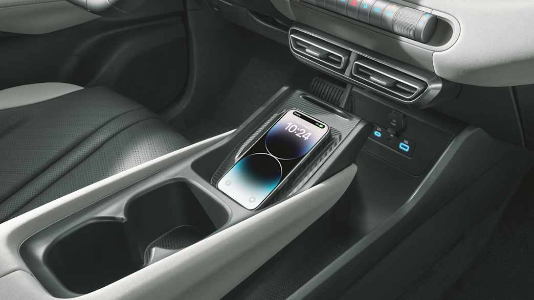 Die Mittekonsole mit Mobiltelefon des BYD Dolphin Surf