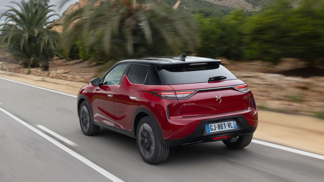 Heckansicht eines fahrenden DS3 E-Tense