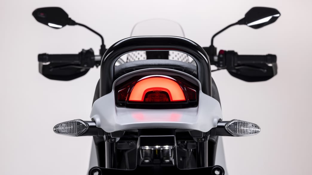 Rücklicht einer Ducati Desert X
