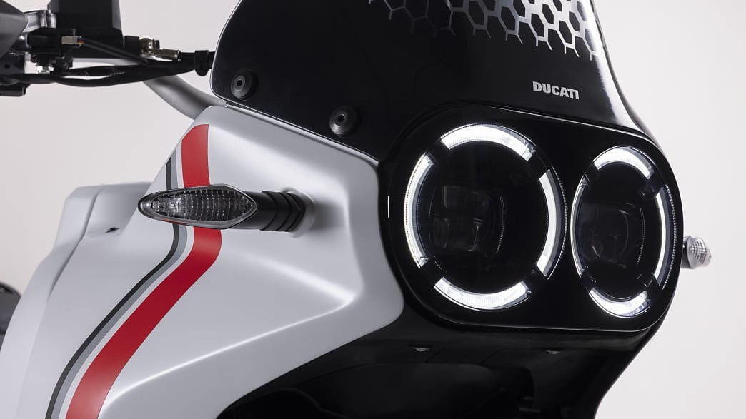 Scheinwerferdetail der Ducati Desert X