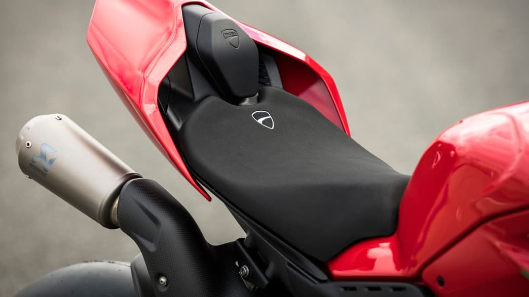 schmale Sitzbank der Ducati Panigale V4S