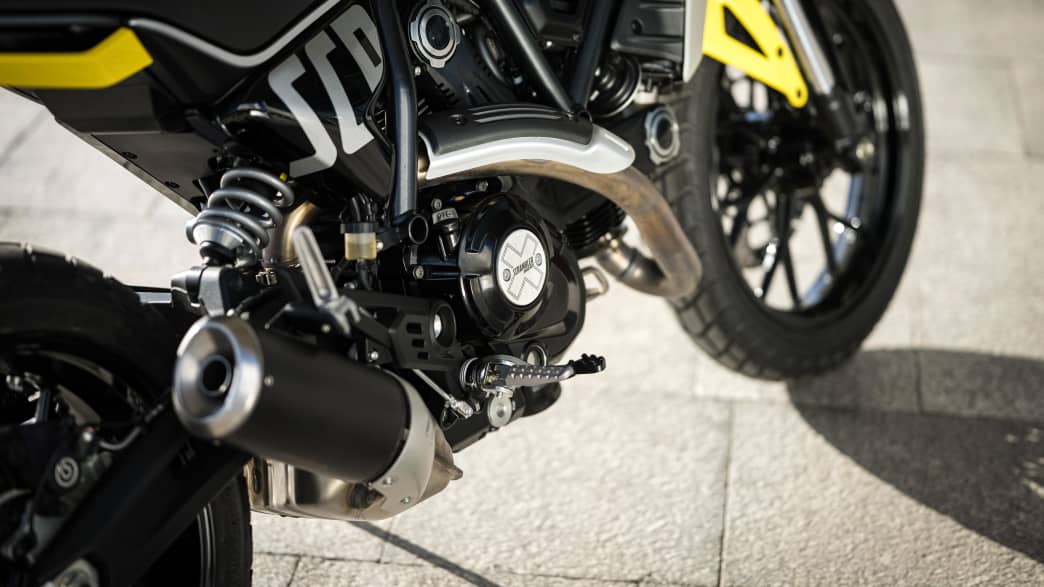 Auspuff und Motor der Ducati Scrambler Icon