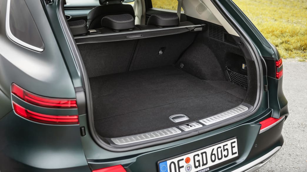 Blick in den geöffneten Kofferraum des Genesis Electrified GV70