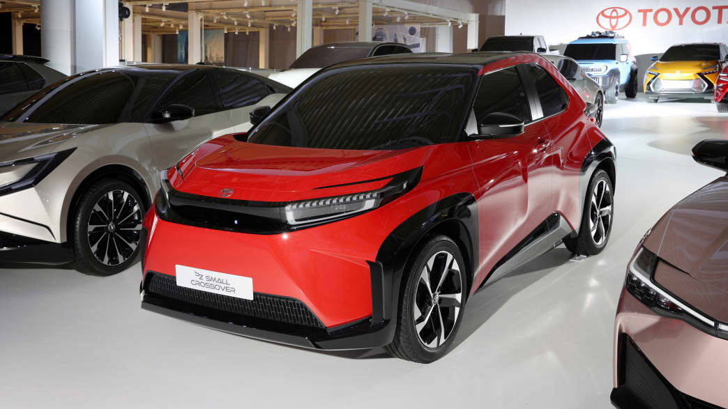 Front und Seitenansicht eines Toyota BZ Small Crossover