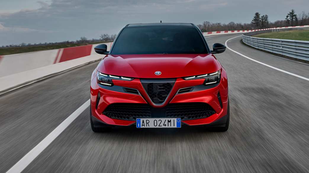 Frontansicht eines fahrenden Alfa Romeo Junior Elettrica