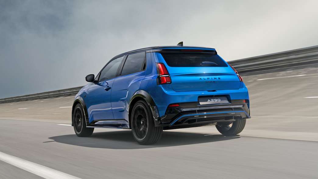 Heckansicht eines fahrenden Alpine A290