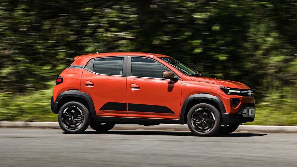 Seitenansicht eines stehenden Dacia Spring