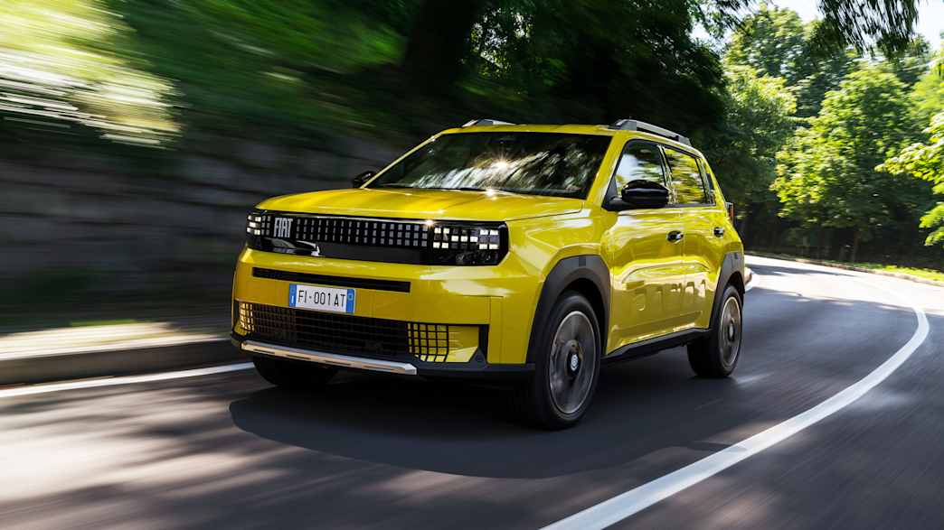 Frontansicht eines fahrenden Fiat Grande Panda