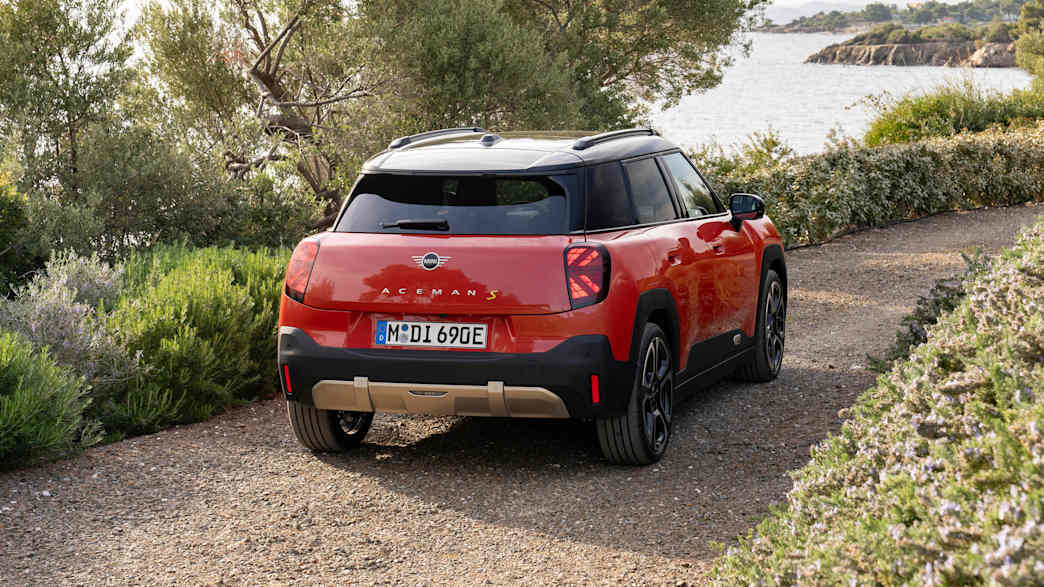 Heckansicht eines stehenden Mini Aceman