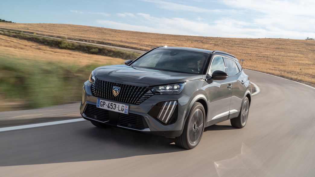 Front und Seitenansicht eines fahrenden Peugeot e-2008