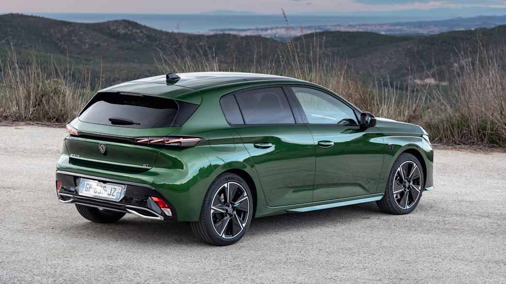 Heck und Seitenansicht eines stehenden Peugeot e-308
