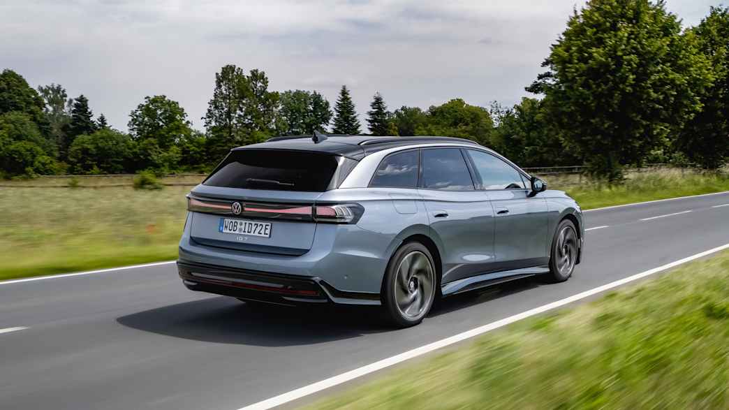 Heck und Seitenansicht eines fahrenden VW ID 7 Tourer