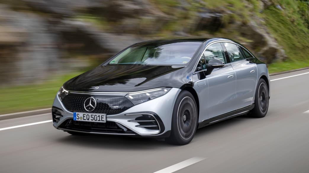 Front und Seitenansicht eines fahrenden Mercedes EQS
