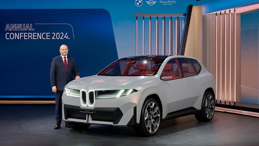 Die neue BMW Klasse in einem Showroom fotografiert