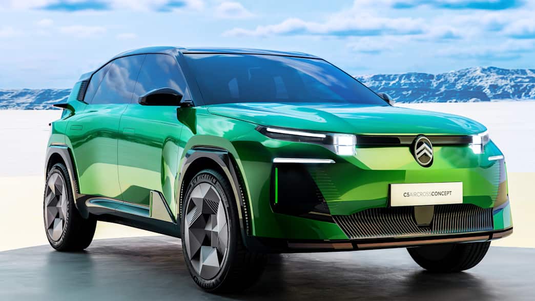 Front und Seitenansicht eines stehenden Citroen C5 Aircross