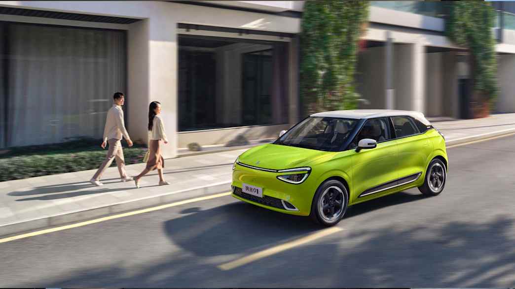 Eine Dongfeng Nammi Box fährt auf einer Straße