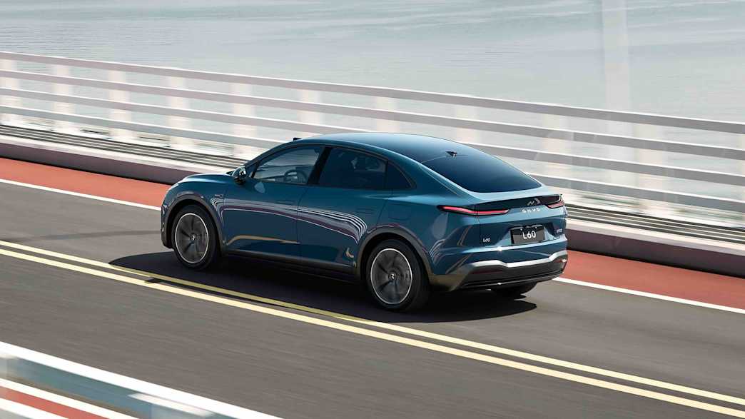 Heck und Seitenansicht eines fahrenden Onvo L60