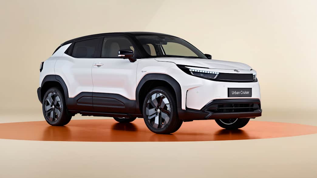 Front und Seitenansicht eines stehenden Toyota Urban Cross