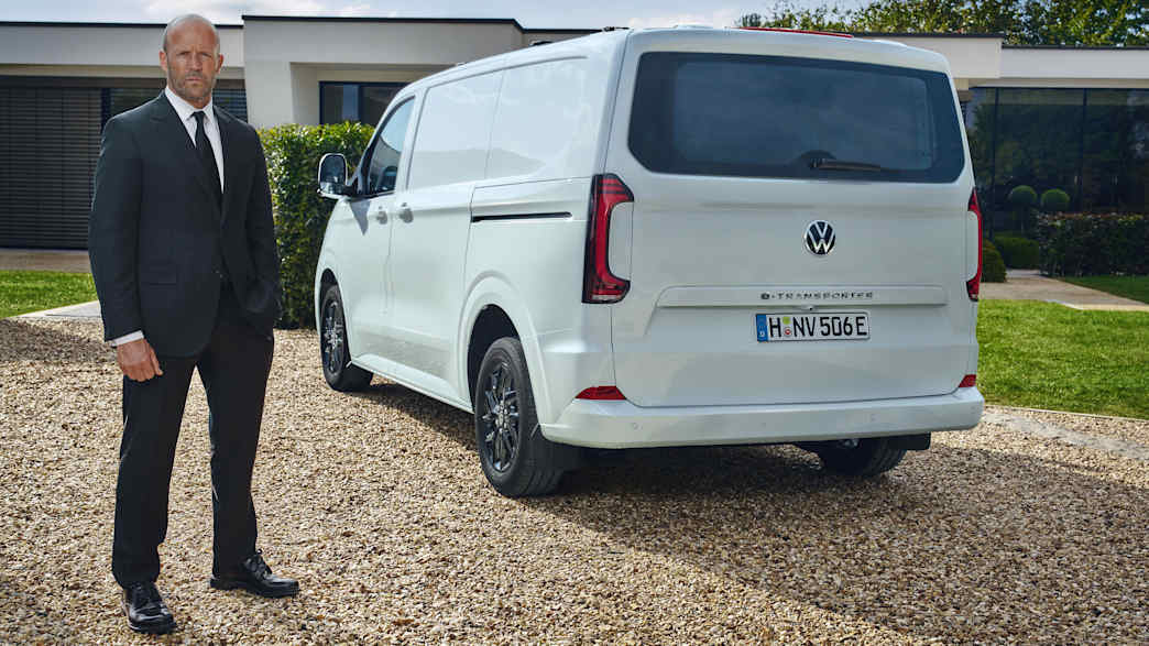 Heckansicht eines stehenden VW e-Transporter
