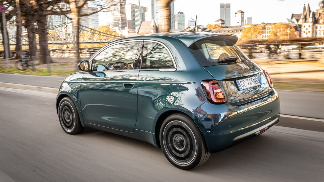 Heck und Seitenansicht eines fahrenden Fiat 500e