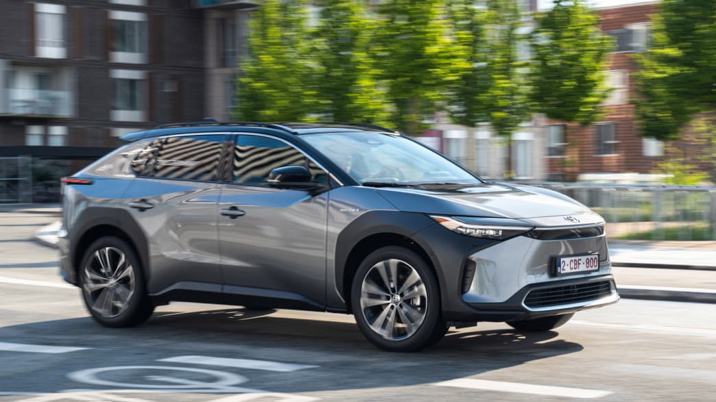 Seitenansicht eines fahrenden Toyota Bz4x