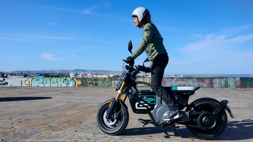 Der neue Elektroroller von BMW CE02