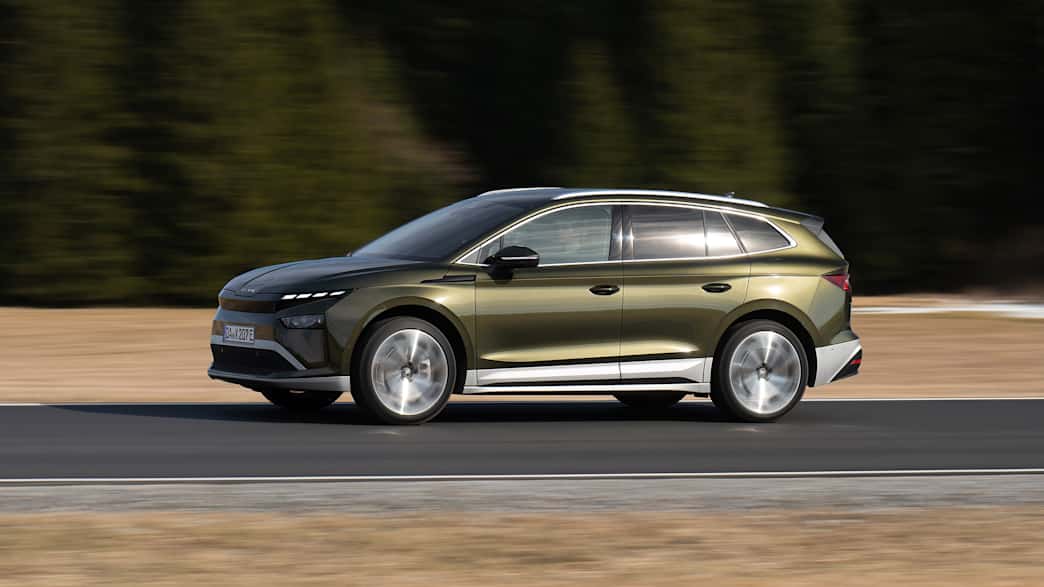 Aufnahme des Facelift Skoda Enyaq 2025 fahrend seitlich